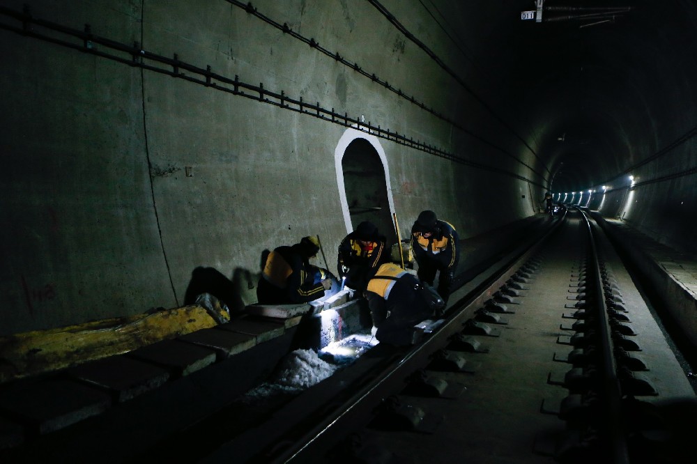 新和铁路运营隧道病害现状